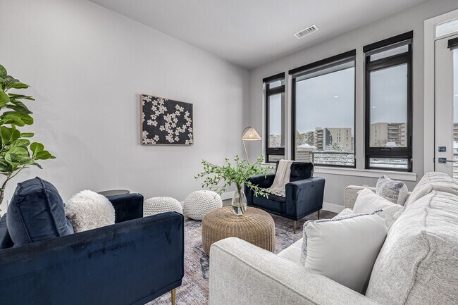 Foto del edificio - 6618 E Lowry Blvd