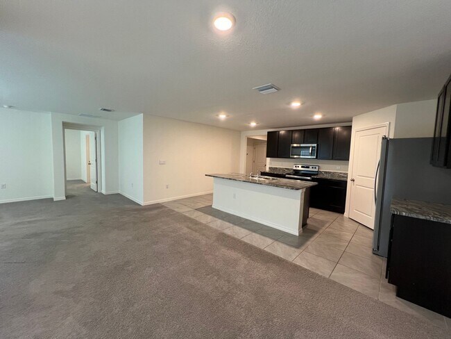 Building Photo - 4 Bedroom, 2 Bathroom Home in the Highly D...