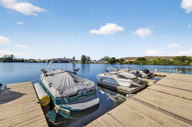 Foto del edificio - 4491 Crystal Lake Dr