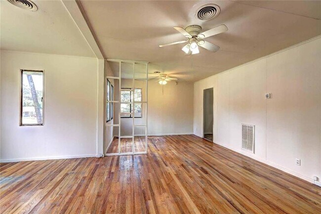 Foto del edificio - 1367 Canterbury Rd