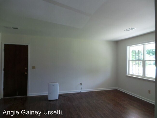 Foto del edificio - 3 br, 1.5 bath House - 107 Salem Court