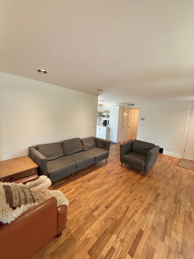 Foto del edificio - 3 BR West Seattle Home – Cozy and Convenie...