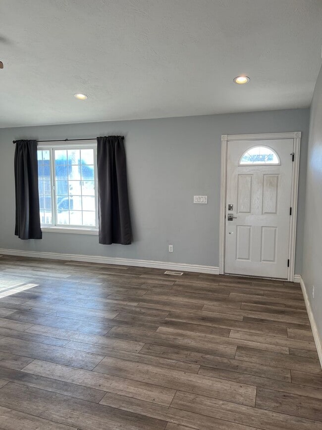 Building Photo - THIS IS A LEASE TAKEOVER - PLEASE CONTACT ...