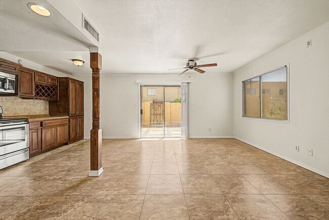 Foto del edificio - ***INCREDIBLE TOWNHOME with ALL appliances & water, sewer, trash INCLUDED!