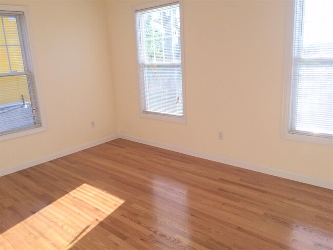 Building Photo - 16 Rockland Pl