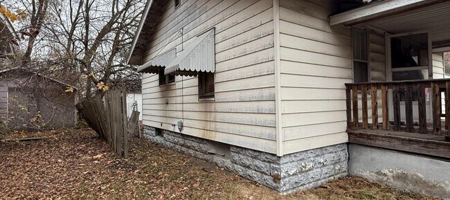 Building Photo - 1652 E Hickory St