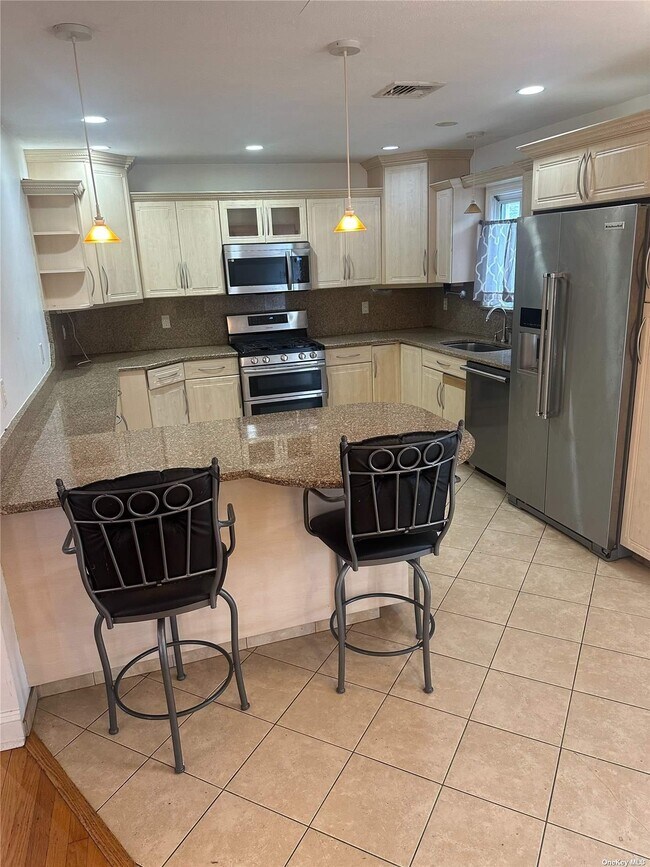 Building Photo - 2585 Oceanside Rd