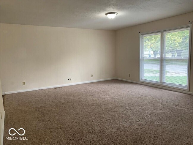 Foto del edificio - 8106 Laughlin Dr