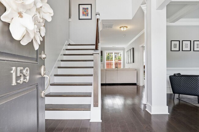 Foto del edificio - Spacious 4/3 Available July 15th