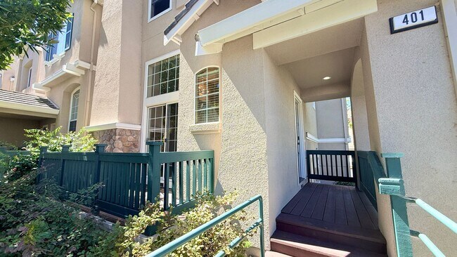 Foto del edificio - Bright and Airy 3BD/2.5BA Townhouse in Shadowhawk Community, Danville- Available NOW!