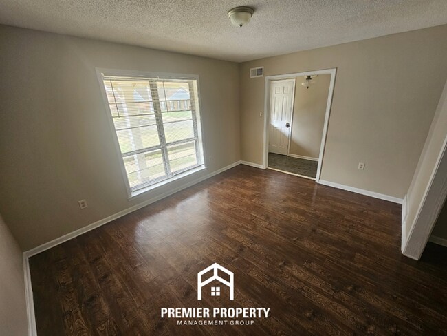 Foto del edificio - Charming 3BR/2BA Home in 38115 | Hardwood Floors, Fireplace & 2-Car Garage