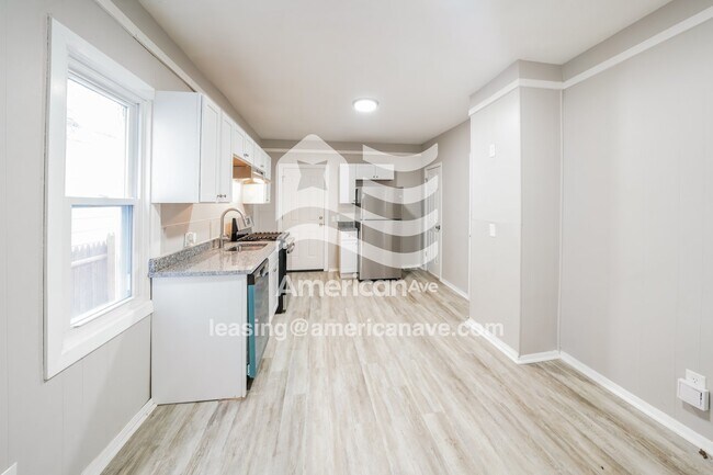 Foto del edificio - 593 Emerson St