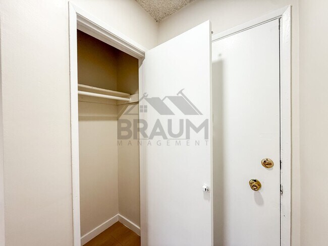 Foto del edificio - 6041 Whitsett Ave