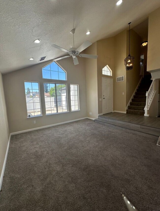 Foto del edificio - A Stunning desirable 3 Bedroom and 2.5 Bat...