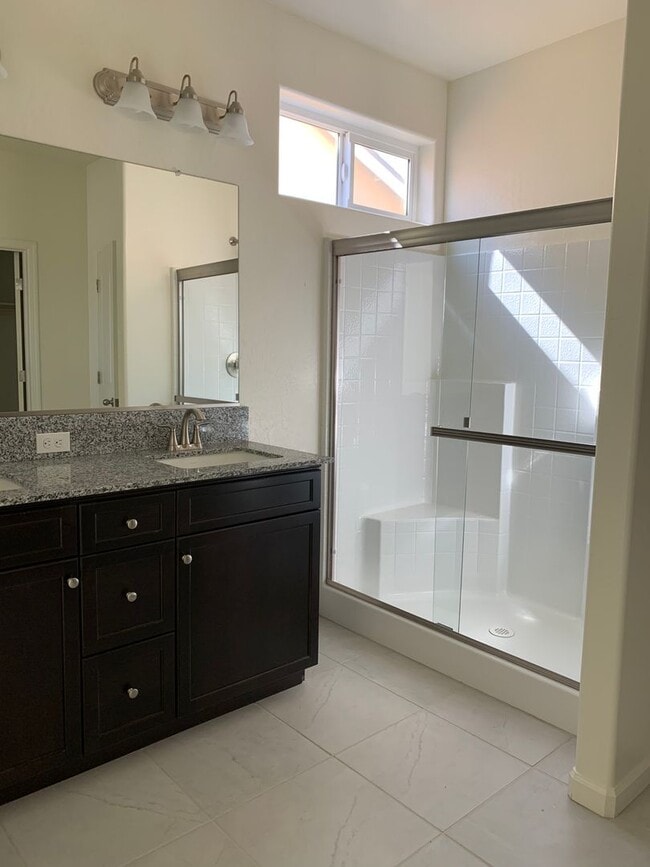 Building Photo - Move in ready!