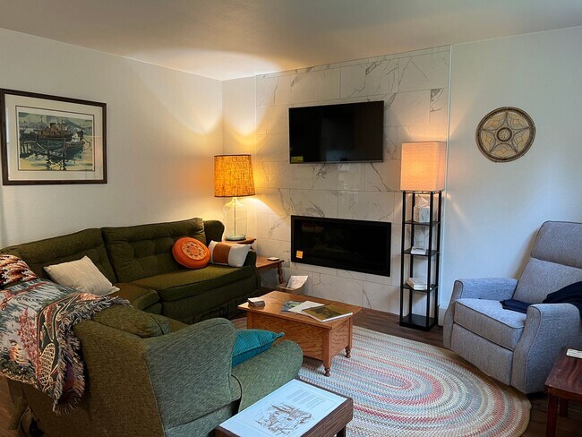 Foto del edificio - 3 Bed 2 Bath Fully Furnished Unit in Fairbanks- SORRY, NO PETS!