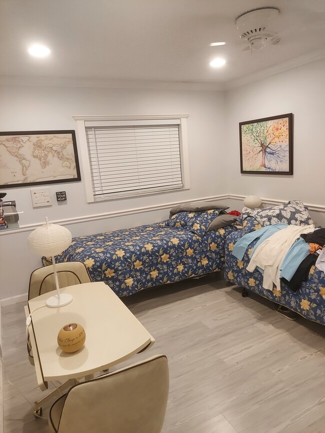 Building Photo - 10 Iris Pl