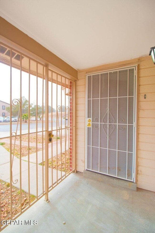 Building Photo - 11601 Soberana Ln