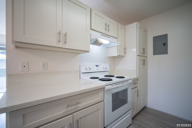 Foto del edificio - AVAILABLE 2/5/26! 2-bdrm, 1-bath, 1-parking, upstairs corner unit at Kuola Townhomes in Waipio Ge...