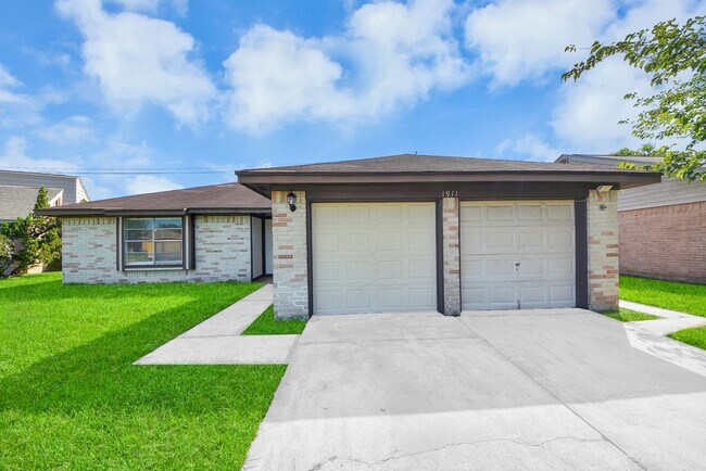 Building Photo - 1911 Hammerwood Dr
