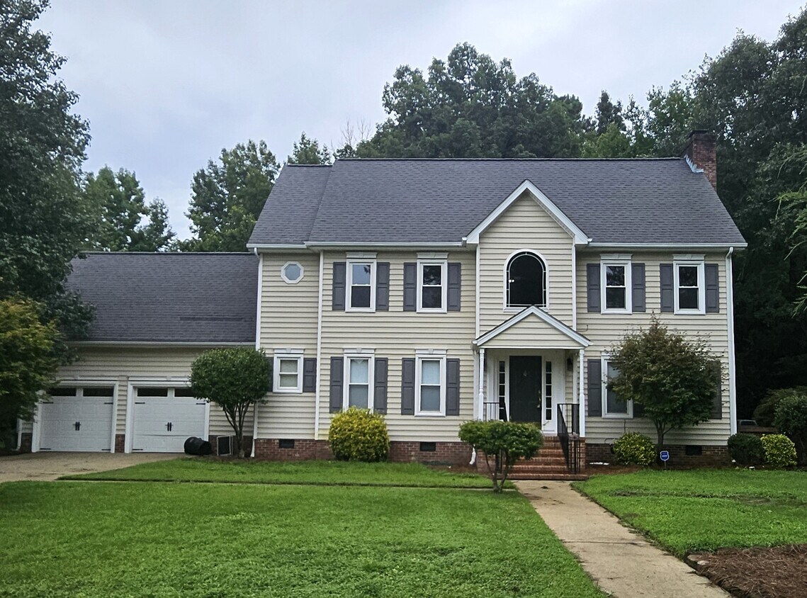 Foto principal - 402 E Raintree Ln