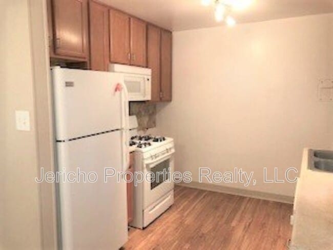 Building Photo - 1310 S Grape St