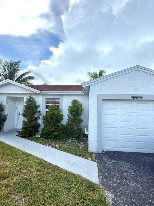 Foto del edificio - 19831 NW 65th Ct