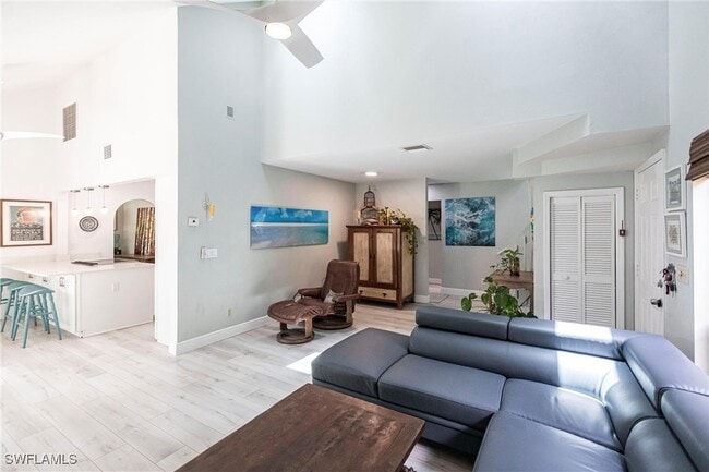 Building Photo - 1323 Solana Rd