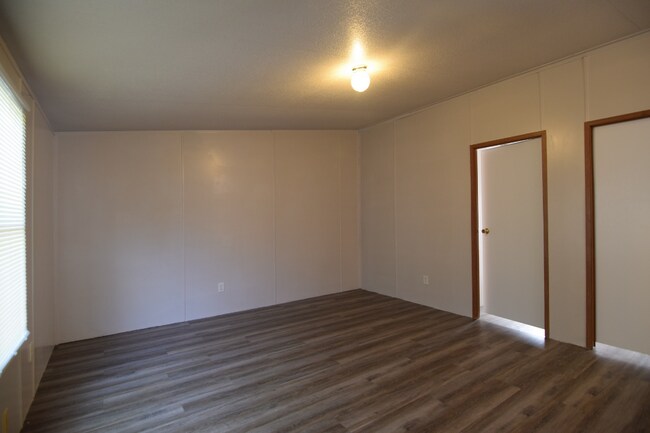 Building Photo - 9950 E Trimmier Rd