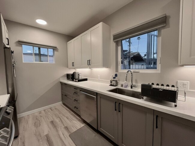 Building Photo - 4649 Santa Monica Ave