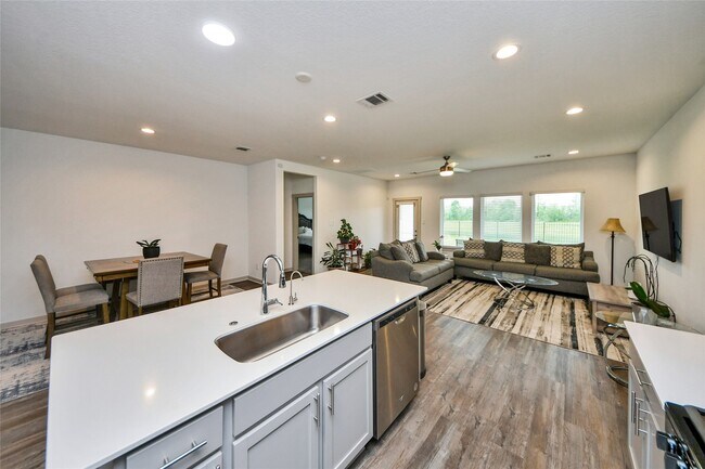 Building Photo - 6811 Bradford Ter Rd