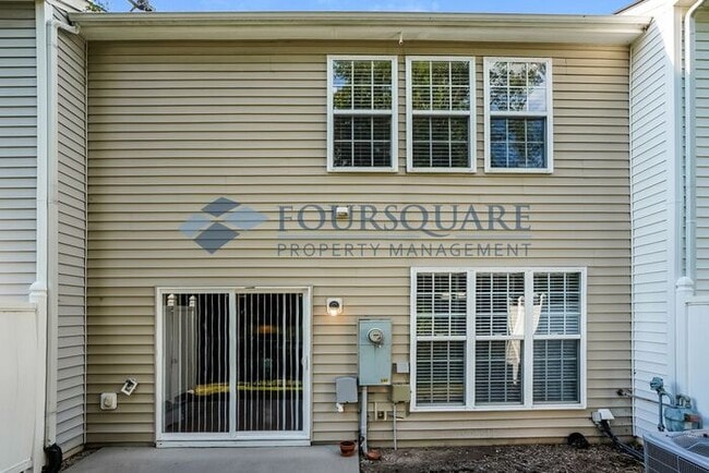 Building Photo - Townhome! | Back Patio with Privacy Fence|...