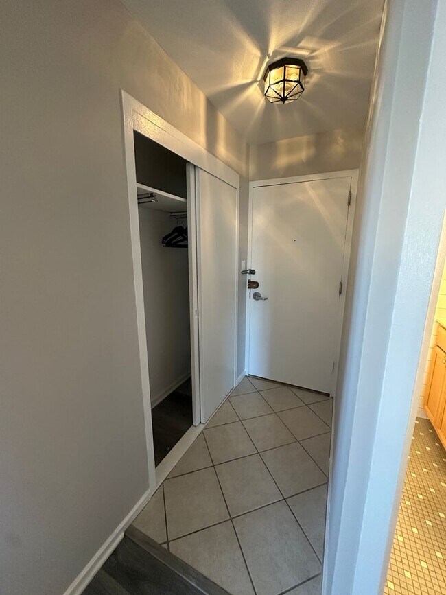 Photo - 3 Bed 1.5 Bath in Lakeview! Apartment