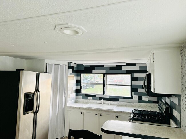 Foto del edificio - COMPLETELY RENOVATED MOBILE HOME