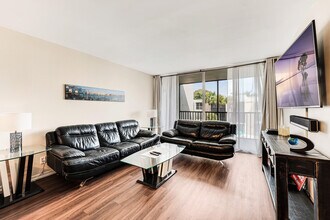 Building Photo - 6 Royal Palm Way