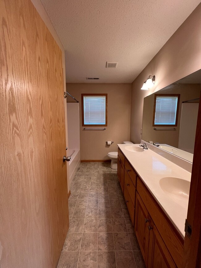 Building Photo - 593 W 9th St