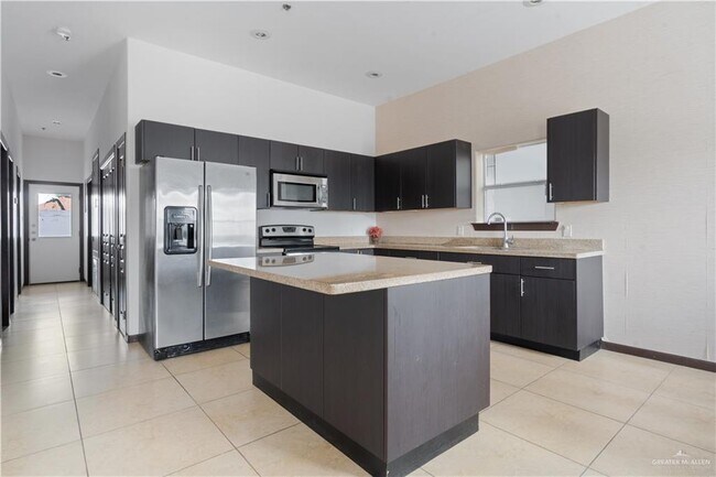 Foto del edificio - 12 Colbath Ave