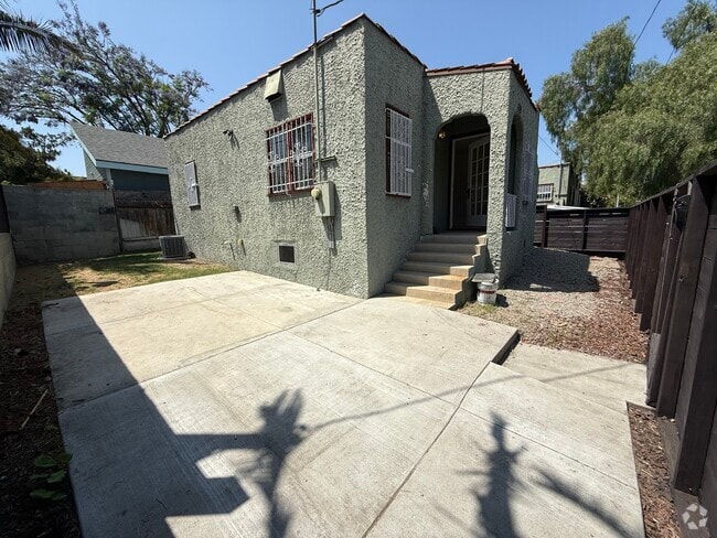 Building Photo - 413 Robinson St