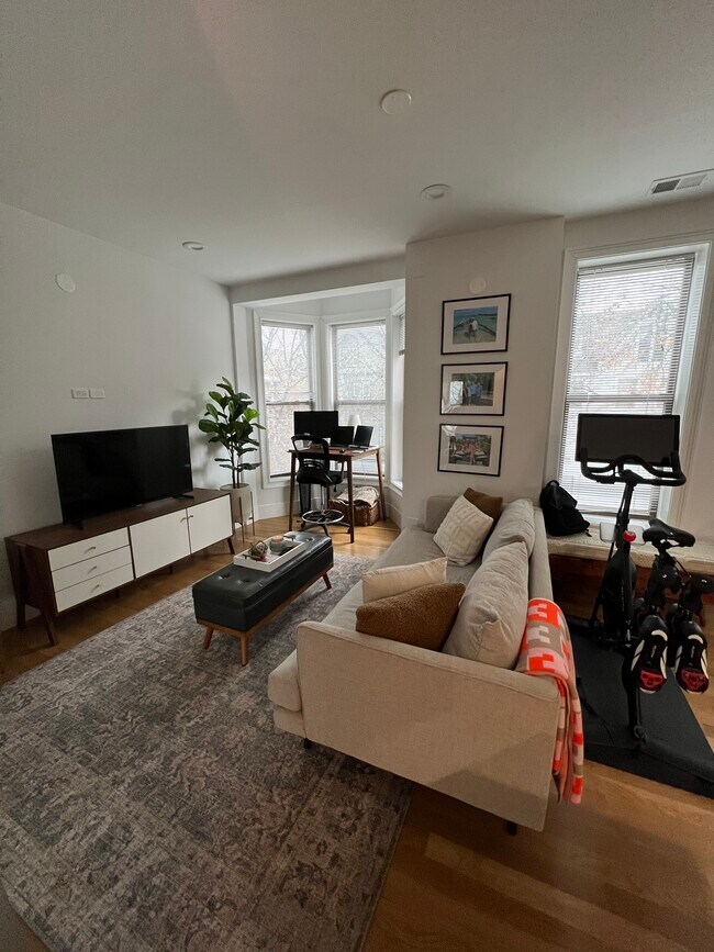 Foto del edificio - 2854 N Racine Ave