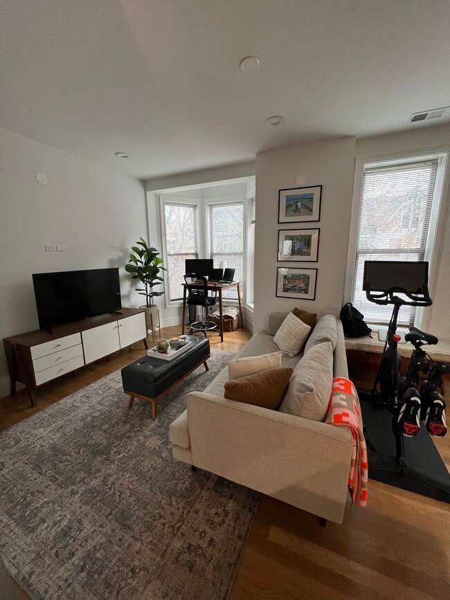 Building Photo - 2854 N Racine Ave