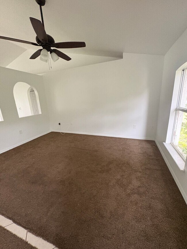 Building Photo - Beautiful 3-Bedroom Home with Open Floor Plan & Spacious Backyard in Marion Oaks!