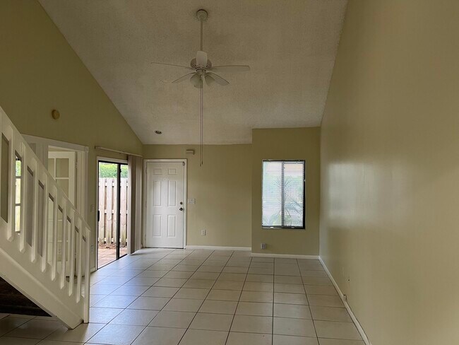 Foto del edificio - 4220 Palm Bay Cir