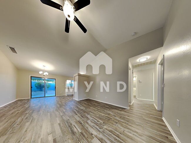 Foto del edificio - 10740 W Mountain View Dr