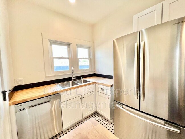 Building Photo - 2074 3rd Ave