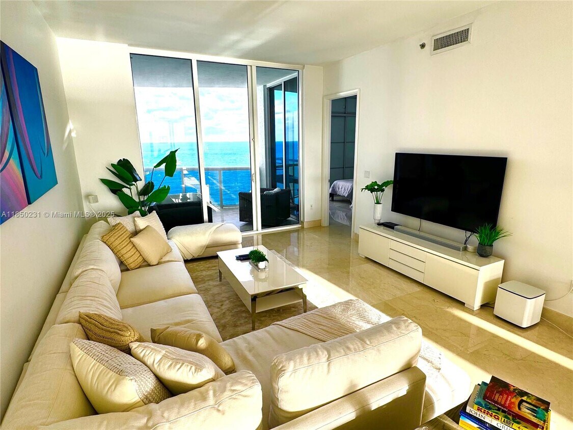 Foto principal - 15901 Collins Ave