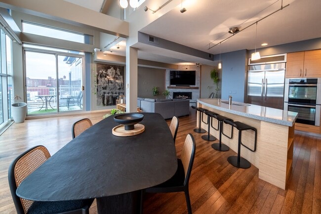 Building Photo - Luxurious multi-level penthouse condo - Flats Westbank