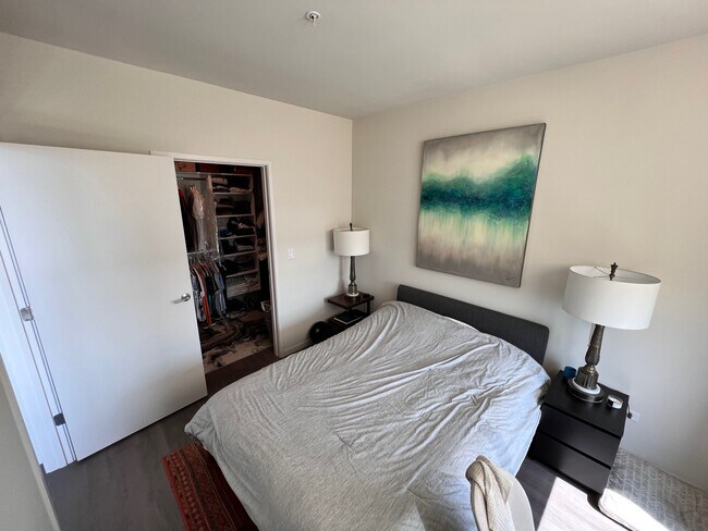 Foto del edificio - 2480 N Milwaukee Ave