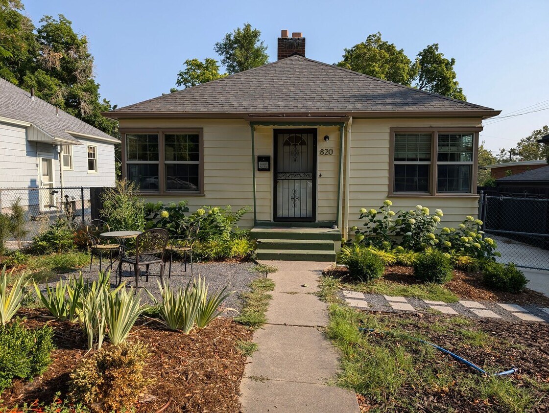 Primary Photo - Beautiful Large Home in the Avenues