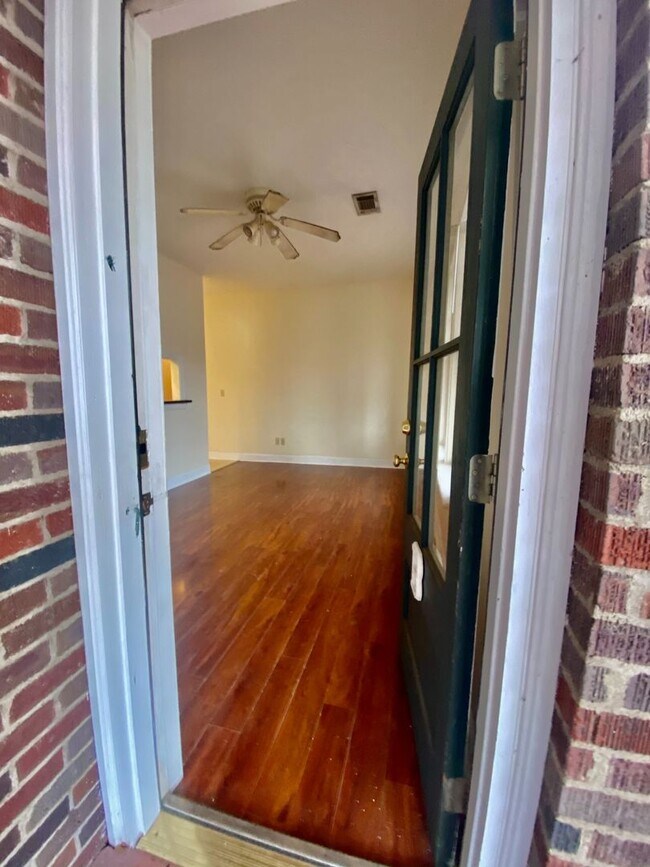 Foto del edificio - 326 N Madison St