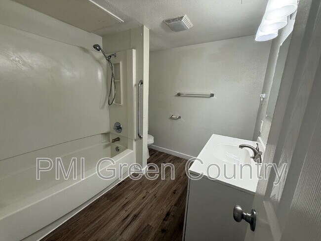 Building Photo - 917 N Yale Ave